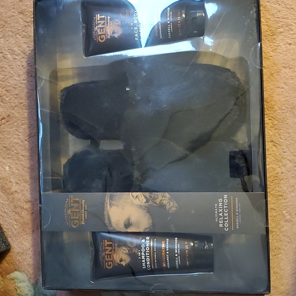NWT,NIB,THE GENT BRITISH GROOMING KIT FOR MEN. BLACK SLIPPERS TOO! - Picture 2 of 15